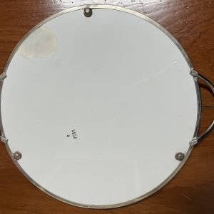 ถาดกระเบื้องโบราณแบบหายากไม่มีปีกขอบ ขนาด 12 "ลาย พวงช่อองุ่นพร้อมก้านและใบ สีขาวฟ้า จับขอบพร้อมหูและดุมขา - Image 4