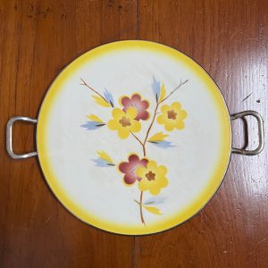 ถาดกระเบื้องโบราณแบบหายากไม่มีปีกขอบ ขนาด 12 "ลาย ช่อดอกไม้สีส้ม 3 ดอกและนำ้ตาล 2 ดอก จับขอบพร้อมหูและดุมขา สมบูรณ์ - Image 2