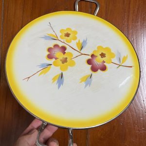 ถาดกระเบื้องโบราณแบบหายากไม่มีปีกขอบ ขนาด 12 "ลาย ช่อดอกไม้สีส้ม 3 ดอกและนำ้ตาล 2 ดอก จับขอบพร้อมหูและดุมขา สมบูรณ์ - Image 3