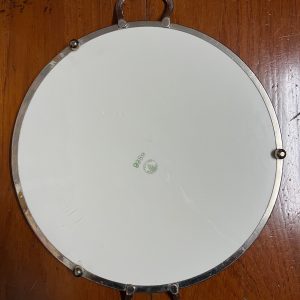 ถาดกระเบื้องโบราณแบบหายากไม่มีปีกขอบ ขนาด 12 "ลาย ช่อดอกไม้สีส้ม 3 ดอกและนำ้ตาล 2 ดอก จับขอบพร้อมหูและดุมขา สมบูรณ์ - Image 4