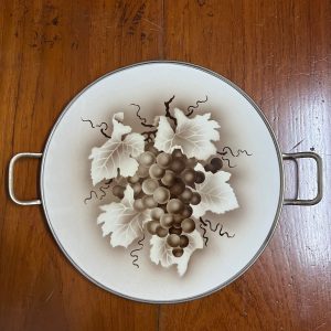 ถาดกระเบื้องโบราณแบบหายากไม่มีปีกขอบ ขนาด 12 "ลาย ช่อองุ่นก้านและใบสีขาวและนำ้ตาล จับขอบพร้อมหูและดุมขา สมบูรณ์ - Image 2