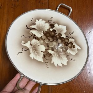 ถาดกระเบื้องโบราณแบบหายากไม่มีปีกขอบ ขนาด 12 "ลาย ช่อองุ่นก้านและใบสีขาวและนำ้ตาล จับขอบพร้อมหูและดุมขา สมบูรณ์ - Image 3