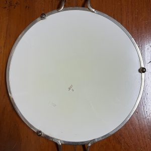 ถาดกระเบื้องโบราณแบบหายากไม่มีปีกขอบ ขนาด 12 "ลาย ช่อองุ่นก้านและใบสีขาวและนำ้ตาล จับขอบพร้อมหูและดุมขา สมบูรณ์ - Image 4