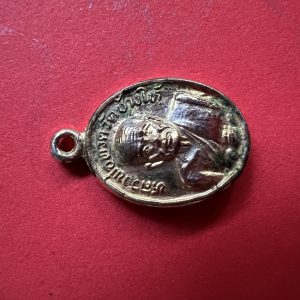 เหรียญเม็ดแตง หลวงปู่ทวดวัดช้างให้ ปี 2522 เนื้อกะไหล่ทอง - Image 4