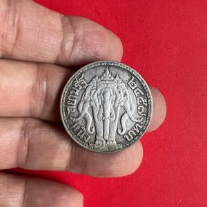 เหรียญเนื้อเงินหนึ่งบาท ตราพระบรมรูปร.6 - ตราไอราพรต พ.ศ.2457 สวยงามคมชัดเดิมๆ ทั้งเครื่องราช และขนตาของพระองค์ - Image 3