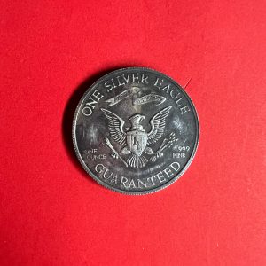 เหรียญวันชาติสหรัฐ GUARANTEED ONE SILVER EAGLE เนื้อเงิน ปี 1977 - Image 2