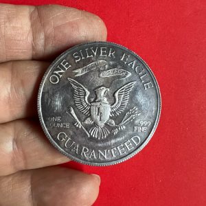 เหรียญวันชาติสหรัฐ GUARANTEED ONE SILVER EAGLE เนื้อเงิน ปี 1977 - Image 4