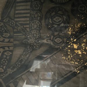 รูปวาดเสด็จพ่อ ร.5 แบบไรเงาด้วยดินสอเก่าบานใหญ่ เหนือรูป มีปั้มตราครุฑสีแดงเดิม และมีปิดทองไว้อยู่ด้านข้างและด้านล่าง - Image 3