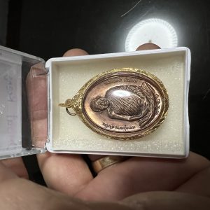 เหรียญหลวงปู่แหวน  สุจินโณ รุ่น มหาลาภ ปี2521 เลี่ยมทองพร้อมใช้ - Image 4