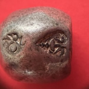 พดด้วงรัตนโกสินทร์เม็ดบาทสมัย ร. 4 พ.ศ.2394-2411 ( ตรามงกุฎ-กรงจักร ) เม็ดที่ 10  ผิวธรรมชาตินื้อแก่ทองตราตอกลึกคม - Image 2