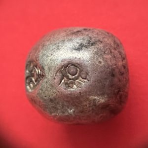 พดด้วงรัตนโกสินทร์เม็ดบาทสมัย ร. 4 พ.ศ.2394-2411 ( ตรามงกุฎ-กรงจักร ) เม็ดที่ 10  ผิวธรรมชาตินื้อแก่ทองตราตอกลึกคม - Image 4