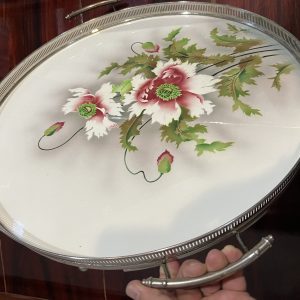 ถาดกระเบื้องโบราณสมัย ร. 5 ผลิตจากต่างประเทศขนาดใหญ่ 20" ลายช่อดอกไม้สีนํ้าตาลขาว ตูมสามดอกและบานสองดอก สวยสมบูรณ์ - Image 3