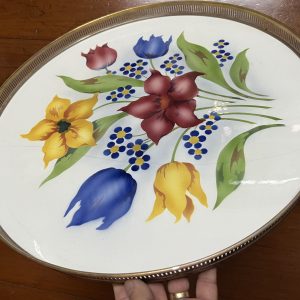 ถาดกระเบื้องโบราณสมัย ร.5 ขนาด 18" ลายช่อดอกเต็มมีสีเหลืองชมพูและฟ้าอย่างละ 2 ดอก มีรอยร้าว 1  เส้น ขาดดุมและหู - Image 4