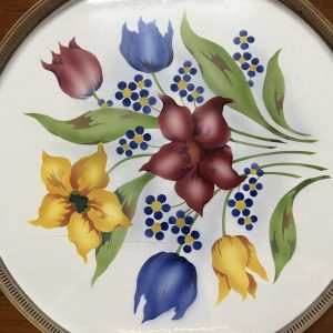 ถาดกระเบื้องโบราณสมัย ร.5 ขนาด 18" ลายช่อดอกเต็มมีสีเหลืองชมพูและฟ้าอย่างละ 2 ดอก มีรอยร้าว 1  เส้น ขาดดุมและหู - Image 2