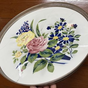 ถาดกระเบื้องโบราณสมัย ร.5 ขนาด 18" ลายช่อดอกกุหลาบสีเหลืองและชมพูรวมดอกอื่นๆสีนำ้เงิน มีรอยร้าว ขาดดุมและหู - Image 3