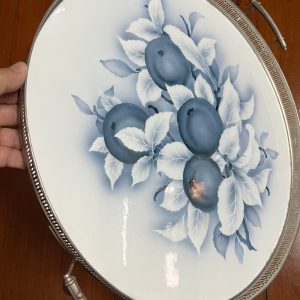 ถาดกระเบื้องโบราณสมัย ร.5 ขนาด 18" ลายช่อผลไม้สี 4 ผลสีขาว เทาฟ้า แบบคลาสสิก สวยงามครบสมบูรณ์ - Image 3