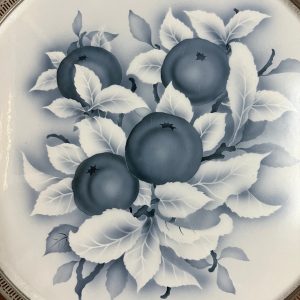 ถาดกระเบื้องโบราณสมัย ร.5 ขนาด 18" ลายช่อผลไม้สี 4 ผลสีขาว เทาฟ้า แบบคลาสสิก สวยงามครบสมบูรณ์ - Image 2