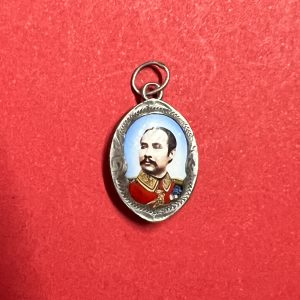 ล็อกเก็ตเสด็จพ่อร.5  เลี่ยมเงินด้านหลัง มีตรา จปร. ครอบมงกุฎ ใส่ห่วงเก่า พร้อมบูชา - Image 2