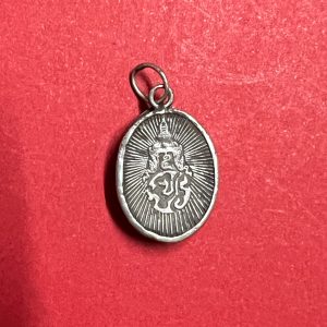 ล็อกเก็ตเสด็จพ่อร.5  เลี่ยมเงินด้านหลัง มีตรา จปร. ครอบมงกุฎ ใส่ห่วงเก่า พร้อมบูชา - Image 3