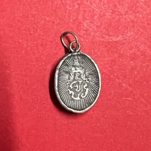 ล็อกเก็ตเสด็จพ่อร.5  เลี่ยมเงินด้านหลัง มีตรา จปร. ครอบมงกุฎ ใส่ห่วงเก่า พร้อมบูชา - Image 4