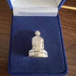 รูปหล่อลอยองค์หลวงพ่อเดิม รุ่นปรากฎการณ์ เดิม ปั้มพิมพ์นิยม ย้อนยุค พ.ศ. 2492 เนื้อเงินบริสุทธิ์ ออกจากวัด จำนวนจัดสร้าง 99 องค์ - Image 2