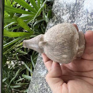 สังคโลกเก่ารูป คณโฑนำ้กระปุกมีหู 2 หู ชนิดดินเคลือบลงลวดลายก่อนไปเผาใบเล็กจิ๋ว สภาพสวยสมบูรณ์มาก - Image 2