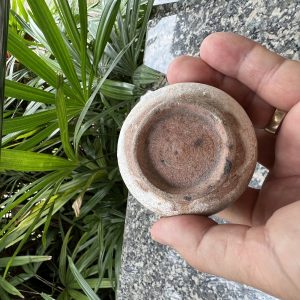 สังคโลกเก่ารูป คณโฑนำ้กระปุกมีหู 2 หู ชนิดดินเคลือบลงลวดลายก่อนไปเผาใบเล็กจิ๋ว สภาพสวยสมบูรณ์มาก - Image 3