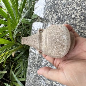 สังคโลกเก่ารูป คณโฑนำ้กระปุกมีหู 2 หู ชนิดดินเคลือบลงลวดลายก่อนไปเผาใบเล็กจิ๋ว สภาพสวยสมบูรณ์มาก - Image 4