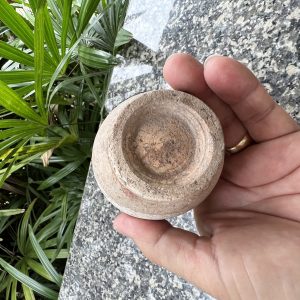 สังคโลกเก่ารูป คณโฑนำ้กระปุกมีหู 2 หู ชนิดดินเคลือบไม่มีลวดลายใบเล็กจิ๋ว หูหักไป 1 หู สภาพสวย - Image 3