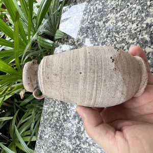 สังคโลกเก่ารูป คณโฑนำ้กระปุกมีหู 2 หู ชนิดดินเคลือบไม่มีลวดลายใบเล็กจิ๋ว หูหักไป 1 หู สภาพสวย - Image 2