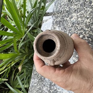 สังคโลกเก่ารูป คณโฑนำ้กระปุกมีหู 2 หู ชนิดดินเคลือบไม่มีลวดลายใบเล็กจิ๋ว หูหักไป 1 หู สภาพสวย - Image 4