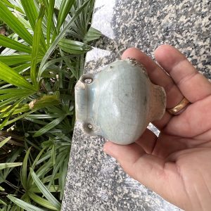 สังคโลกเก่ารูป คณโฑนำ้กระปุกใบเตี้ยมีหู 2 หู ชนิดดินเคลือบนำัยาสีเขียวไข่กาไม่มีลวดลายใบเล็กจิ๋ว  สภาพสวยสมบูรณ์ - Image 2