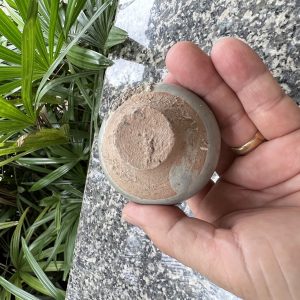 สังคโลกเก่ารูป คณโฑนำ้กระปุกใบเตี้ยมีหู 2 หู ชนิดดินเคลือบนำัยาสีเขียวไข่กาไม่มีลวดลายใบเล็กจิ๋ว  สภาพสวยสมบูรณ์ - Image 3