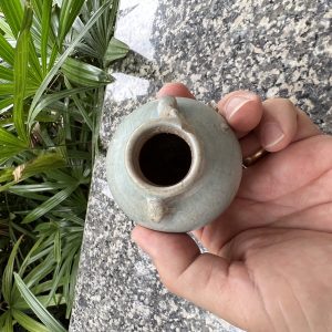 สังคโลกเก่ารูป คณโฑนำ้กระปุกใบเตี้ยมีหู 2 หู ชนิดดินเคลือบนำัยาสีเขียวไข่กาไม่มีลวดลายใบเล็กจิ๋ว  สภาพสวยสมบูรณ์ - Image 4