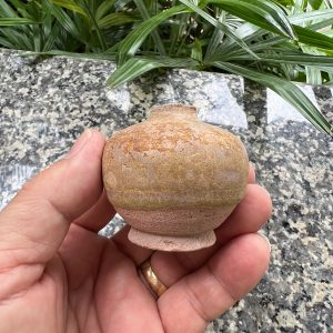 สังคโลกเก่ารูป ทรงโอ่งนำ้ปากแคบคล้ายศิลปะสุโขทัย ชนิดดินเผาโบราณไม่มีลวดลายใบเล็กจิ๋ว  สภาพสวยสมบูรณ์ - Image 2