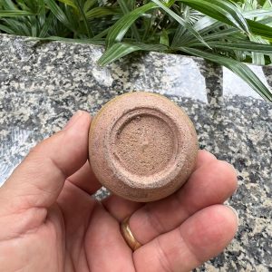 สังคโลกเก่ารูป ทรงโอ่งนำ้ปากแคบคล้ายศิลปะสุโขทัย ชนิดดินเผาโบราณไม่มีลวดลายใบเล็กจิ๋ว  สภาพสวยสมบูรณ์ - Image 4