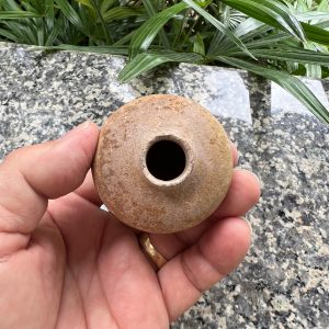 สังคโลกเก่ารูป ทรงโอ่งนำ้ปากแคบคล้ายศิลปะสุโขทัย ชนิดดินเผาโบราณไม่มีลวดลายใบเล็กจิ๋ว  สภาพสวยสมบูรณ์ - Image 3