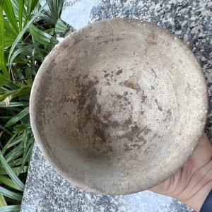 ชามสังคโลกเก่าโบราณ ใบใหญ่ ชนิดดินเผาเคลือบนำ้ยาออกเขียวไข่กา สภาพสวยสมบูรณ์ - Image 3