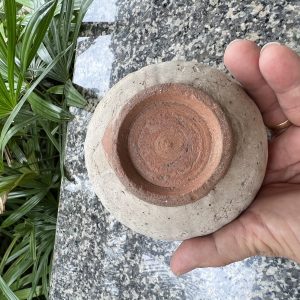 ชามสังคโลกเก่าโบราณ ใบใหญ่ ชนิดดินเผาเคลือบนำ้ยา สภาพสวยสมบูรณ์ - Image 4