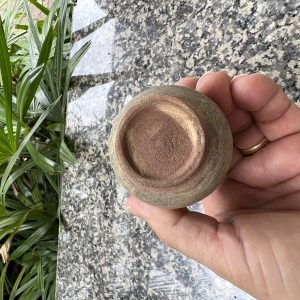 สังคโลกเก่ารูป คณโฑนำ้กระปุกมีหู 2 หู ชนิดดินเผาไม่มีลวดลายใบเล็กจิ๋ว  สภาพสวย - Image 4