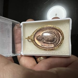 เหรียญทองแดงมหาลาภ หลวงปู่แหวน สุจิณโณ  ปี 2521 สวยงามคมชัดมากๆเลี่ยมทองคำ - Image 3