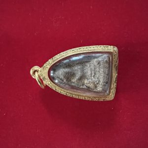 พระกรุเก่าวัดตระไกร เนื้อดิน พิมพ์หน้าครุฑ เนื้อสวยมากเลี่ยมทองคำหนา พุทธคุณด้านคงกระพันชาตรี และป้องกันงูเงี้ยวเขี้ยวขอ - Image 2