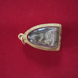 พระกรุเก่าวัดตระไกร เนื้อดิน พิมพ์หน้าครุฑ เนื้อสวยมากเลี่ยมทองคำหนา พุทธคุณด้านคงกระพันชาตรี และป้องกันงูเงี้ยวเขี้ยวขอ - Image 4