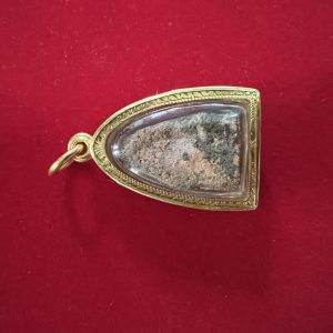 พระกรุเก่าวัดตระไกร เนื้อดิน พิมพ์หน้าครุฑ เนื้อสวยมากเลี่ยมทองคำหนา พุทธคุณด้านคงกระพันชาตรี และป้องกันงูเงี้ยวเขี้ยวขอ - Image 3