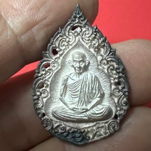 พระครูบาเจ้าเกษม เขมโก สำนักสุสานไตรลักษณ์ รุ่น มงคลเษม 81 วันที่ 23  ตุลาคม 2535 เนื้อเงิน พร้อมกล่องเดิมจากวัด - Image 1