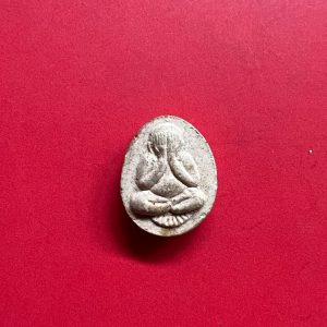 พระปิดตาหลวงปู่ต้วน (พระครูสุจิตสีลาจารย์) วัดสวัสติการาม (วัดต้นหัด) เนื้อผงพิมพ์เล็ก ปี2537 อายุครบ 80 ปี v'8 - Image 2