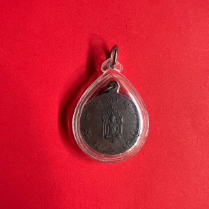 เหรียญปั้มกลมสมเด็จพระนเรศวรมหาราช หลังพระขุนแผน เนื้อทองแดงพิมพ์ใหญ่ ปี2524 หลวงปู่ดุลย์เป็นพระประธานปลุกเสก - Image 4