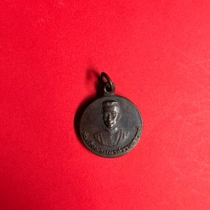 เหรียญปั้มกลมสมเด็จพระนเรศวรมหาราช หลังพระขุนแผน เนื้อทองแดงพิมพ์เล็ก ปี2524 หลวงปู่ดุลย์เป็นพระประธานปลุกเสก - Image 3