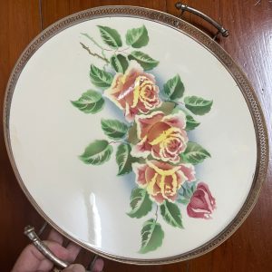 ถาดกระเบืองโบราณสมัยร.5 16" ลายช่อดอกกุหลาบชมพูขาวเหลือง บาน 3 ตูมใกล้บาน 1 ดอก สมบูรณ์ สวยทันยุคทั้งขอบและหู - Image 2