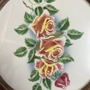 ถาดกระเบืองโบราณสมัยร.5 16" ลายช่อดอกกุหลาบชมพูขาวเหลือง บาน 3 ตูมใกล้บาน 1 ดอก สมบูรณ์ สวยทันยุคทั้งขอบและหู - Image 3